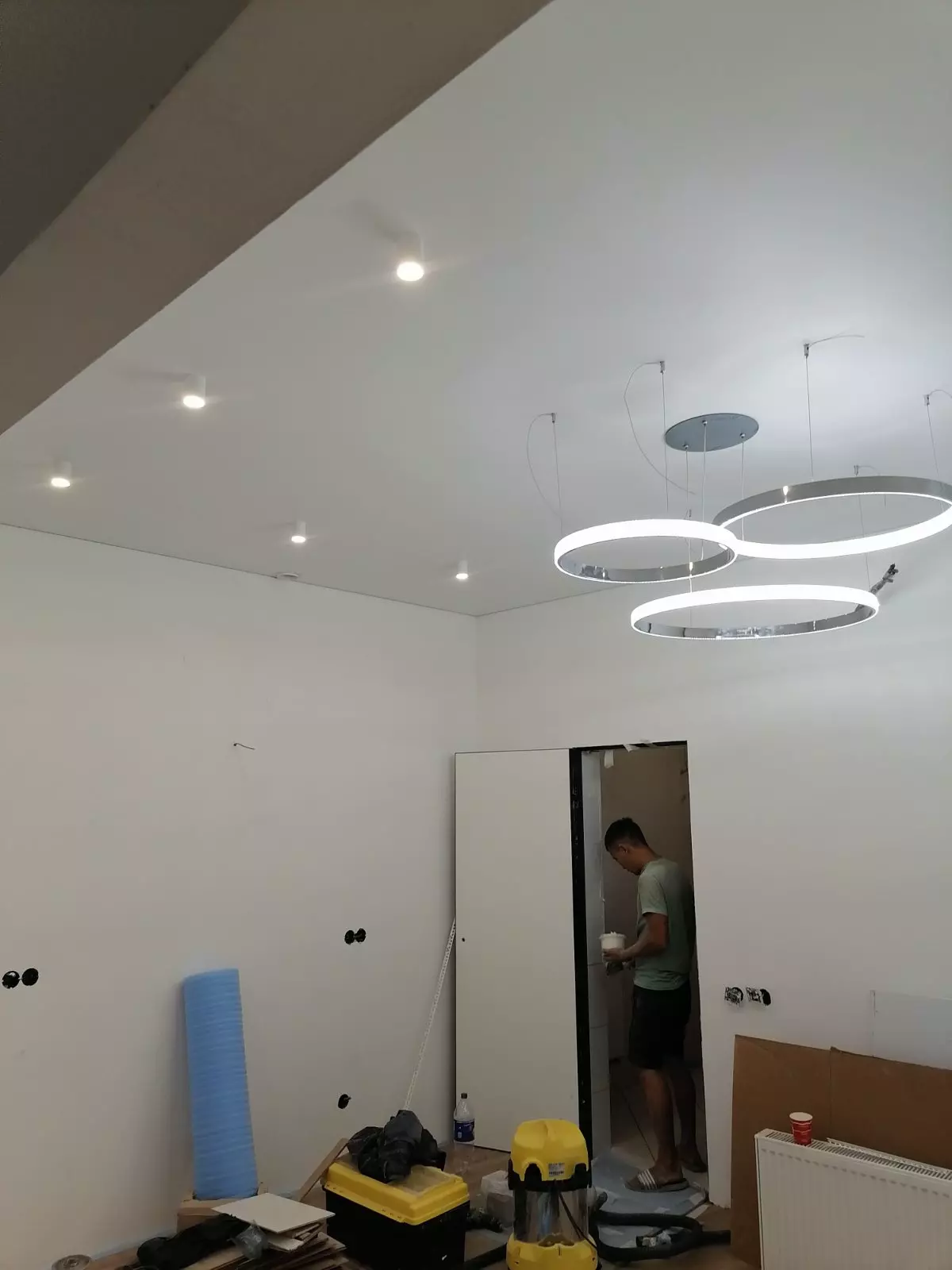 Белый натяжной потолок с подсветкой и светильниками