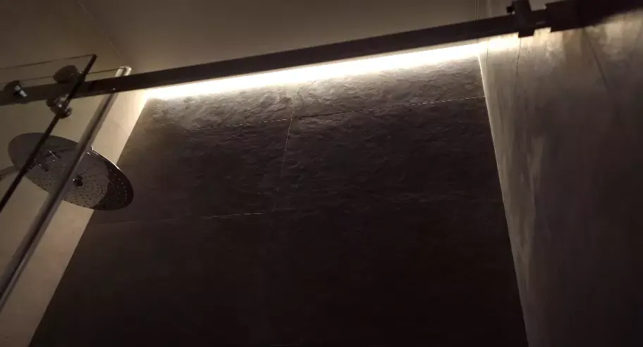 Натяжной потолок в ванную с точечными светильниками — Обнинск, проспект Маркса, 114, фото 1
